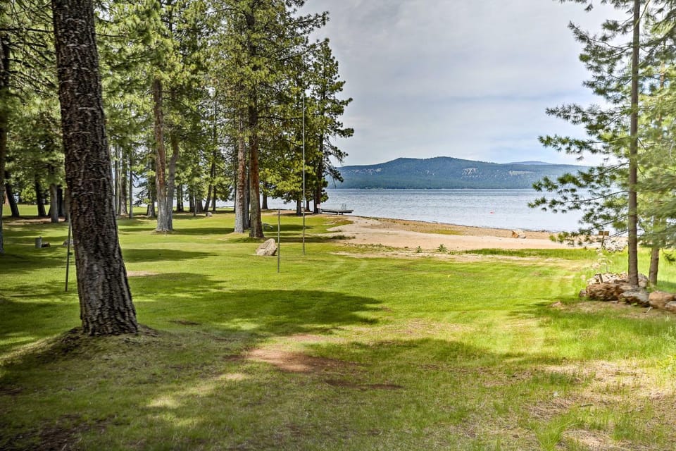 Chester Cabin with Deck - Walk to Lake and Golfing! Cabin in Lake Almanor West