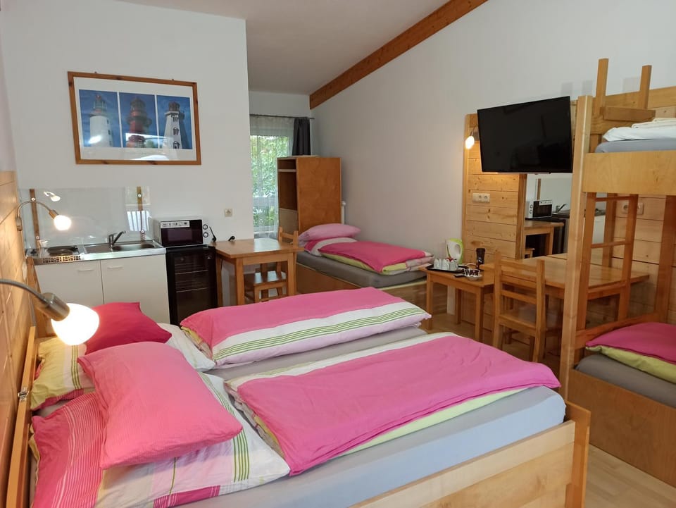 Bed, TV and multimedia, Photo of the whole room, Bedroom, bunk bed