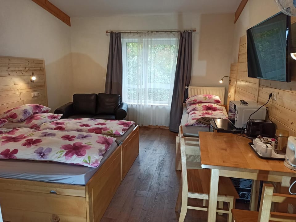 Bed, TV and multimedia, Coffee/tea facilities, Photo of the whole room, Bedroom