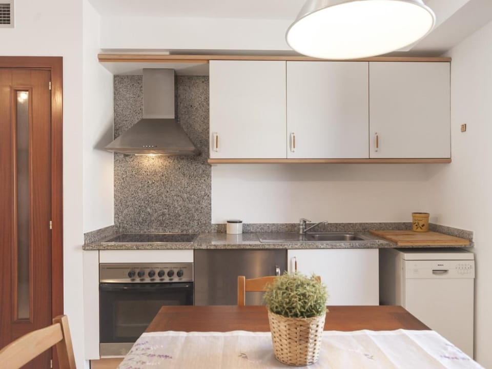 Kitchen or kitchenette, Dining area