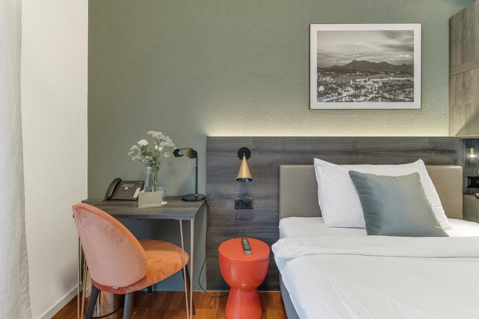 Bed, Photo of the whole room, Seating area, Bedroom