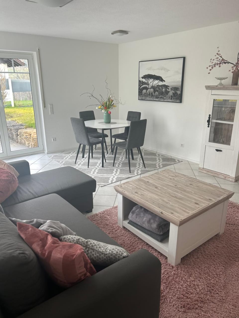 Seating area, Dining area