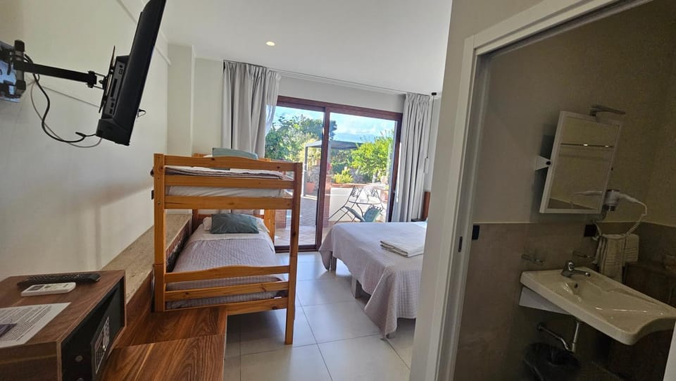 Bed, Bathroom, Photo of the whole room, Bedroom, bunk bed, towels