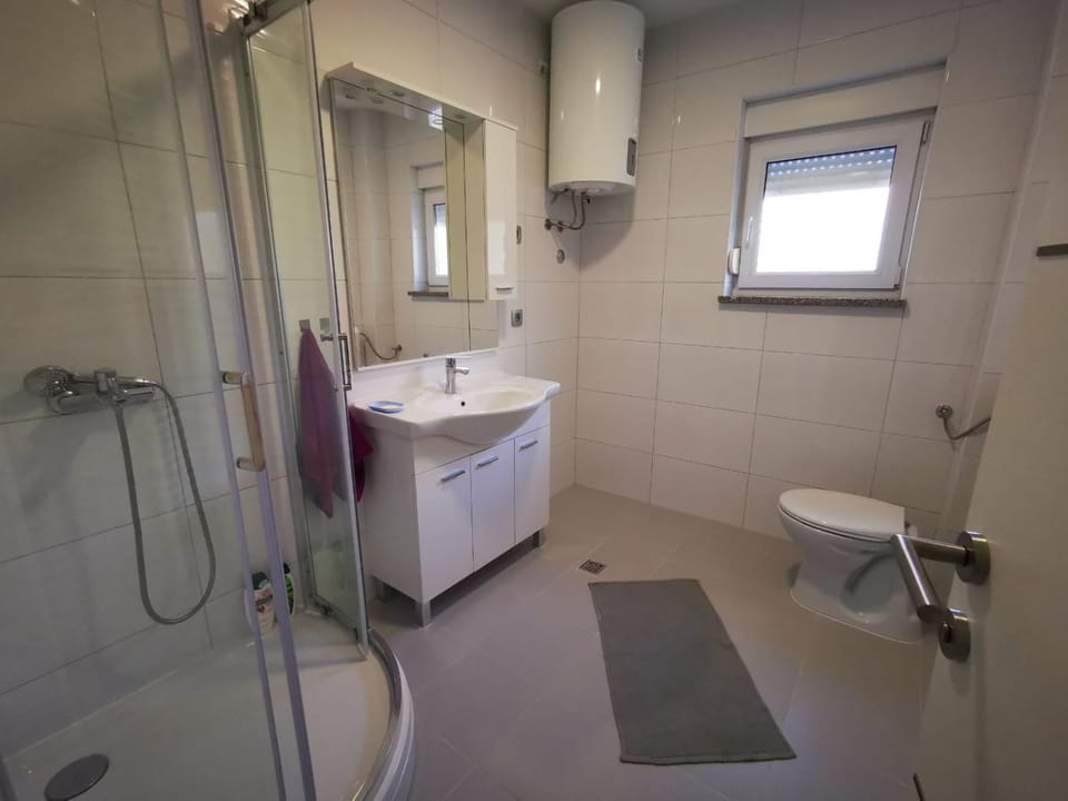 Shower, Toilet, Bathroom, towels