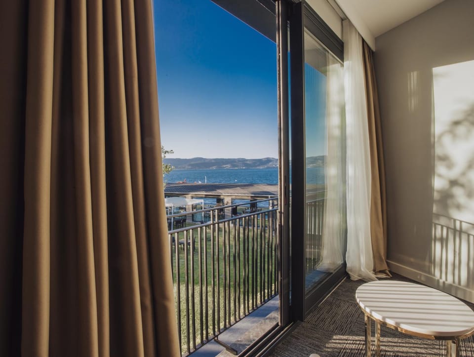 View (from property/room), Balcony/Terrace, Garden view, Lake view, Mountain view