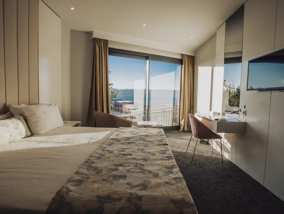 TV and multimedia, Photo of the whole room, Decorative detail, Lake view