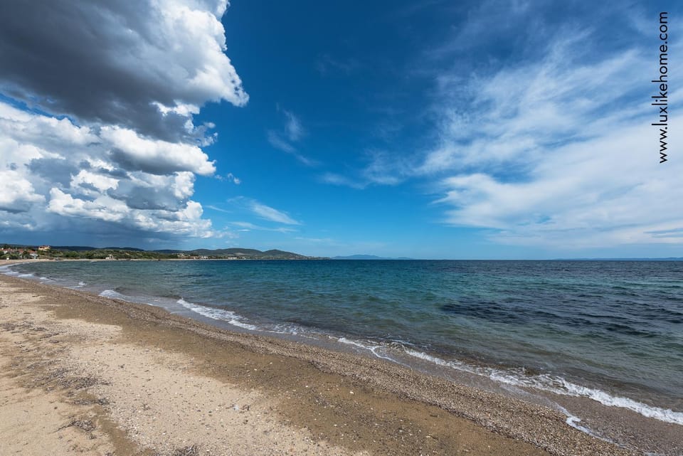 Mediterranee Beachfront Summer House by Luxlikehome House in Halkidiki