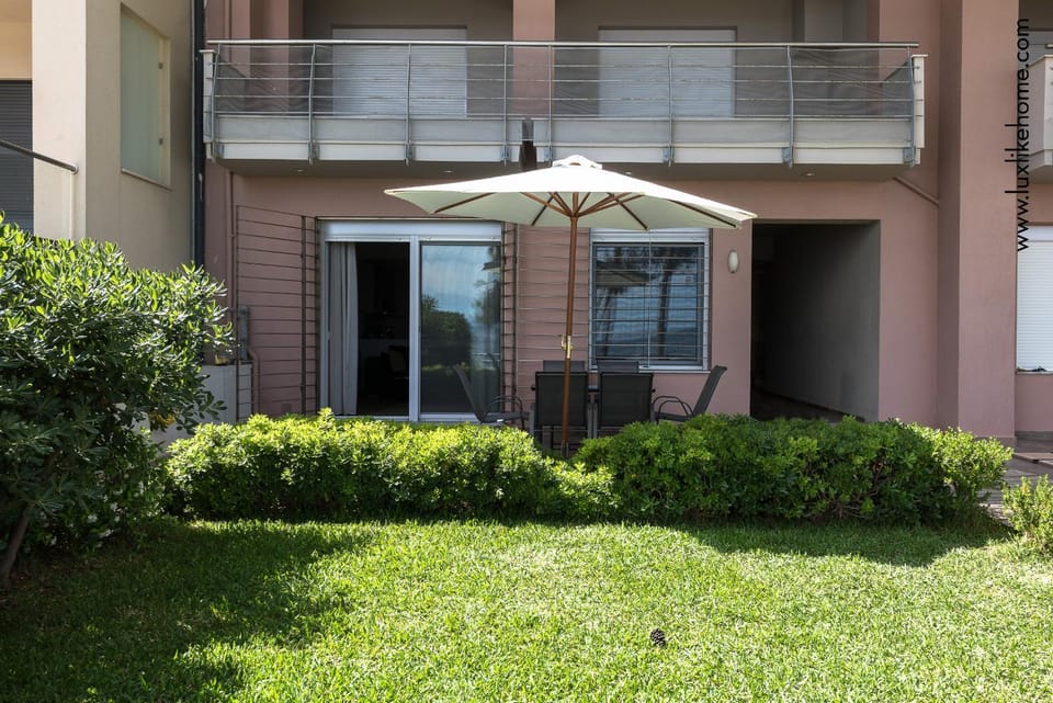 Mediterranee Beachfront Summer House by Luxlikehome House in Halkidiki