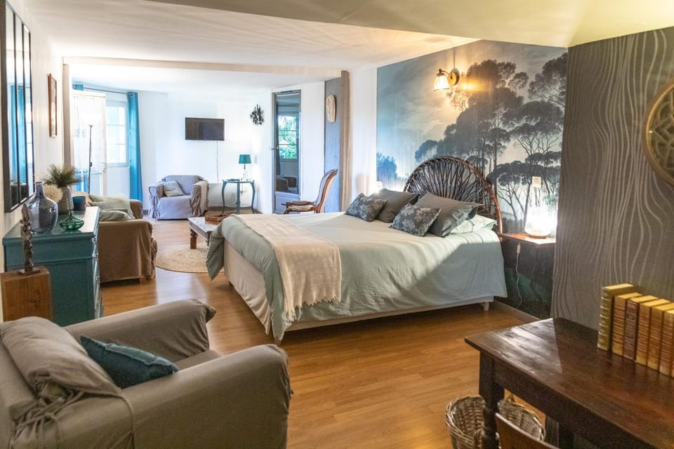 Bed, TV and multimedia, Photo of the whole room, Seating area, Bedroom