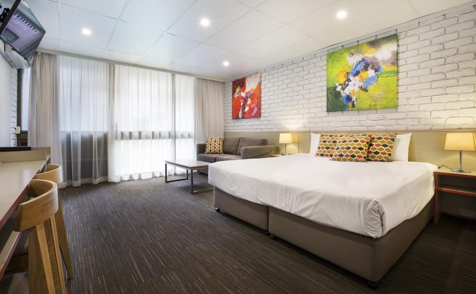 Bed, TV and multimedia, Seating area