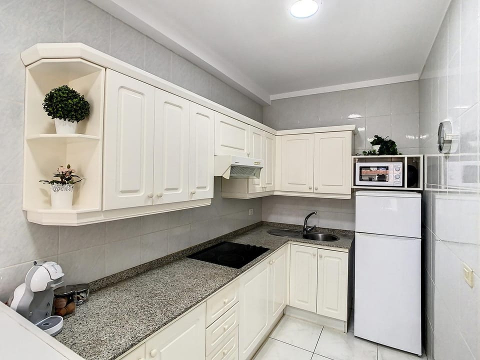 Kitchen or kitchenette, minibar, stove
