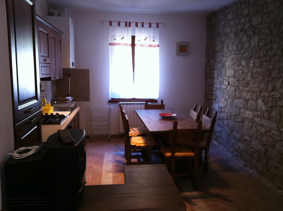 Kitchen or kitchenette, Dining area, stove