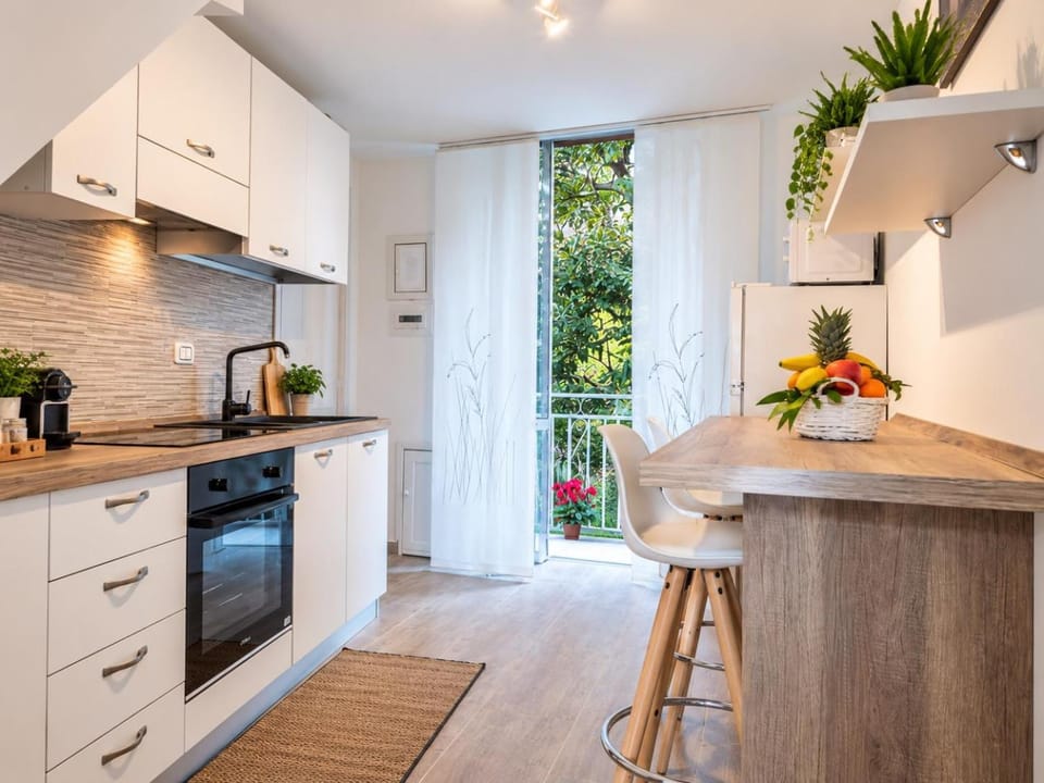 Chiaia Premium Flat, Naples Center, Near Seaside Apartment in Naples