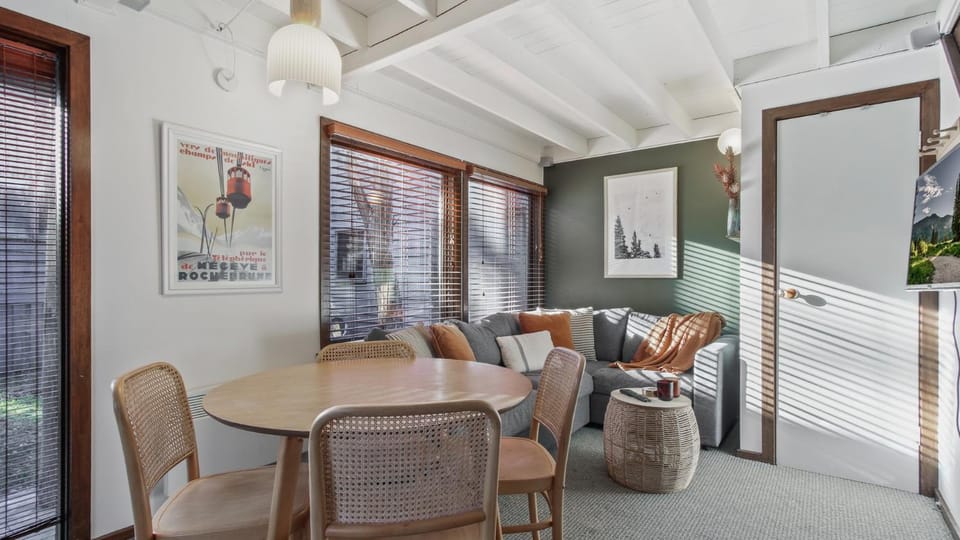 Seating area, Dining area
