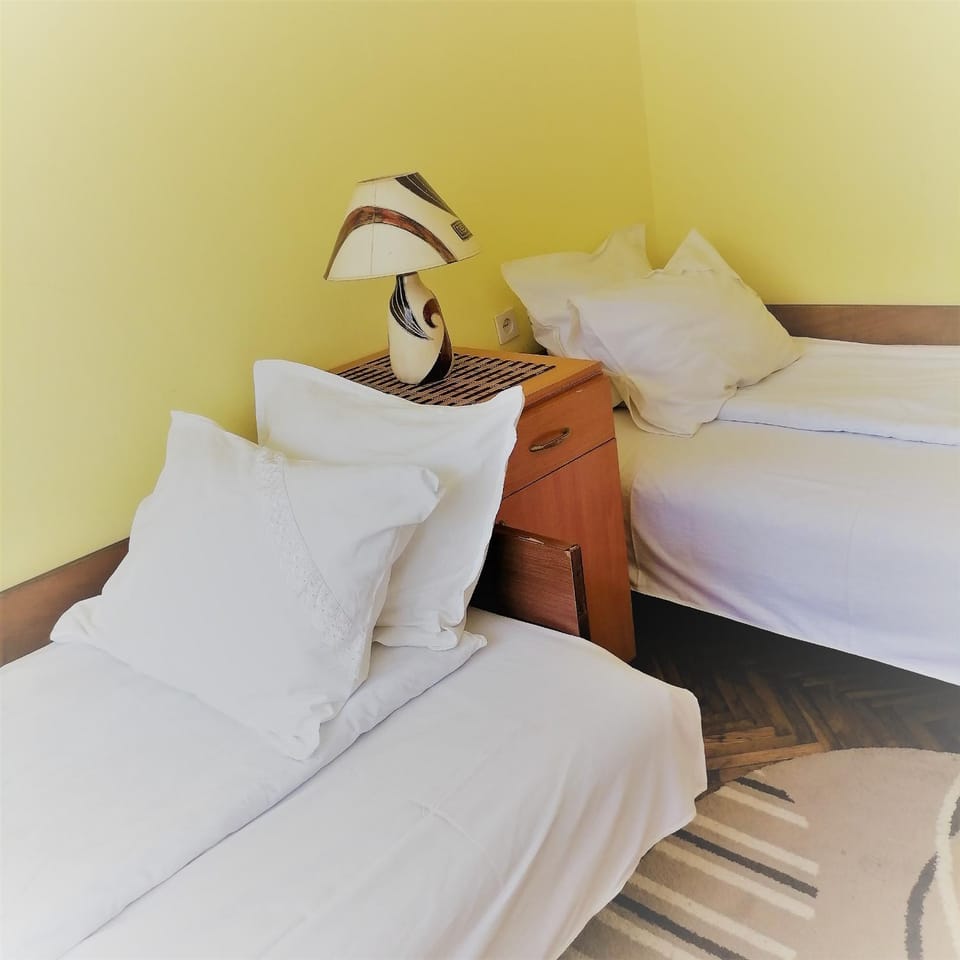 People, Bedroom, Text overlay, Guests, children, young children, older children, Family