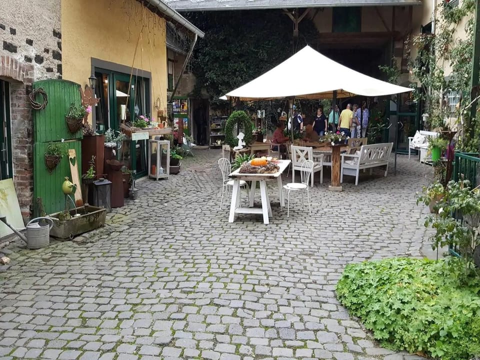 Patio, Restaurant/places to eat, People