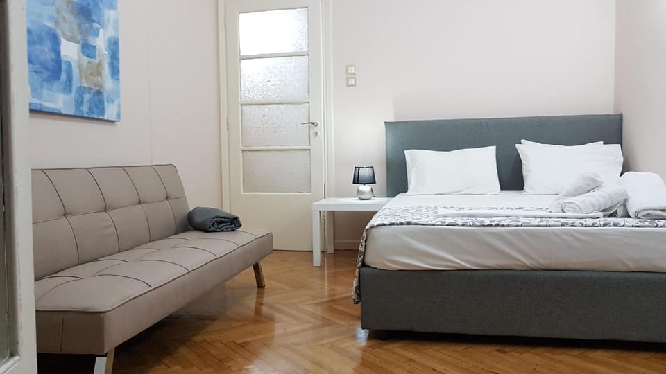 Olive Apartment- Athens Center, 4 BD, 1.5 BATH Apartment in Athens