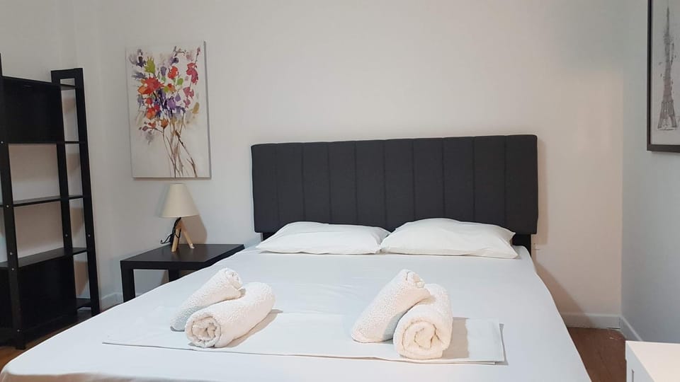 Olive Apartment- Athens Center, 4 BD, 1.5 BATH Apartment in Athens
