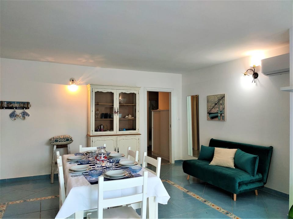 Bed, Kitchen or kitchenette, Living room, Seating area, Dining area