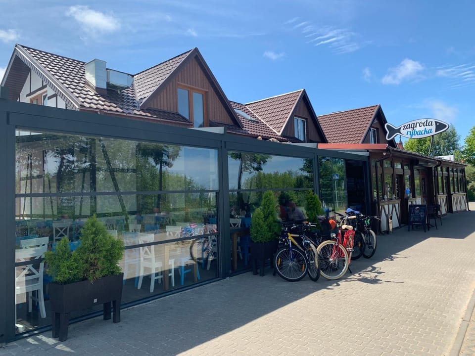 Property building, Nearby landmark, Restaurant/places to eat, Restaurant/places to eat, Facade/entrance, Lounge or bar, Evening entertainment, Entertainment