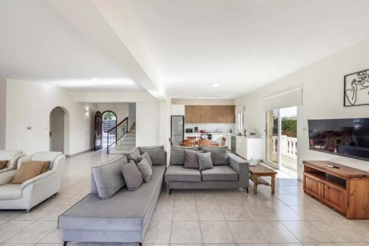Villa Coral Bee - walking distance to Coral Bay Beach Villa in Peyia