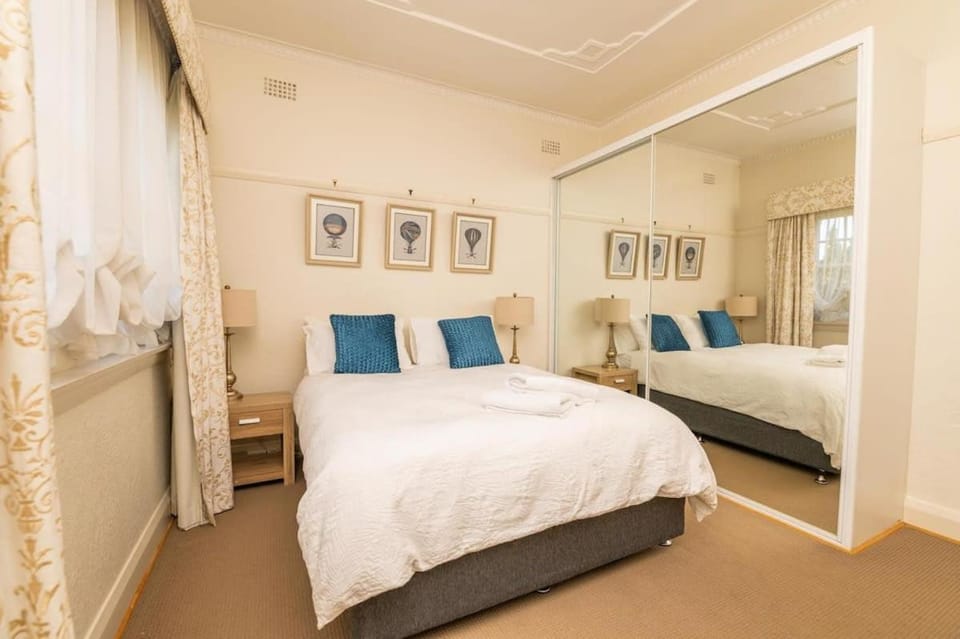 Hillside Cottage │ Comfy, Spacious, Walk to CBD & Stannies House in Bathurst