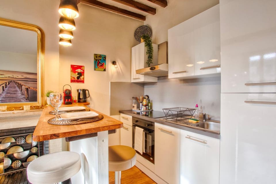 Kitchen or kitchenette, Dining area, stove