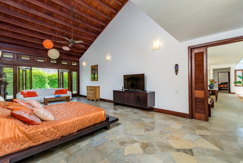 Bed, TV and multimedia, Photo of the whole room, Seating area, Bedroom