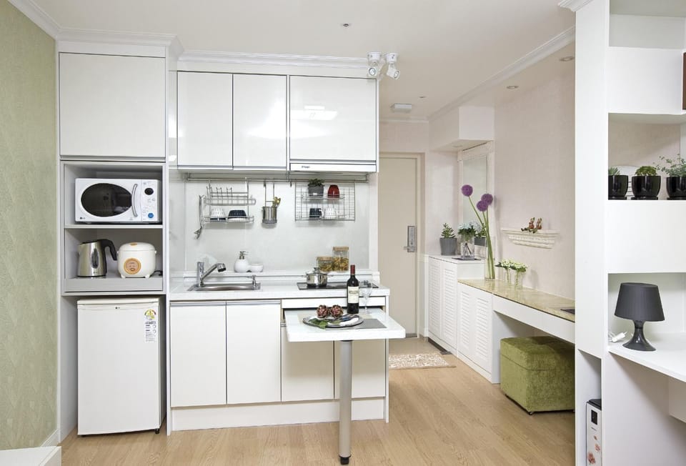 Kitchen or kitchenette, Dining area