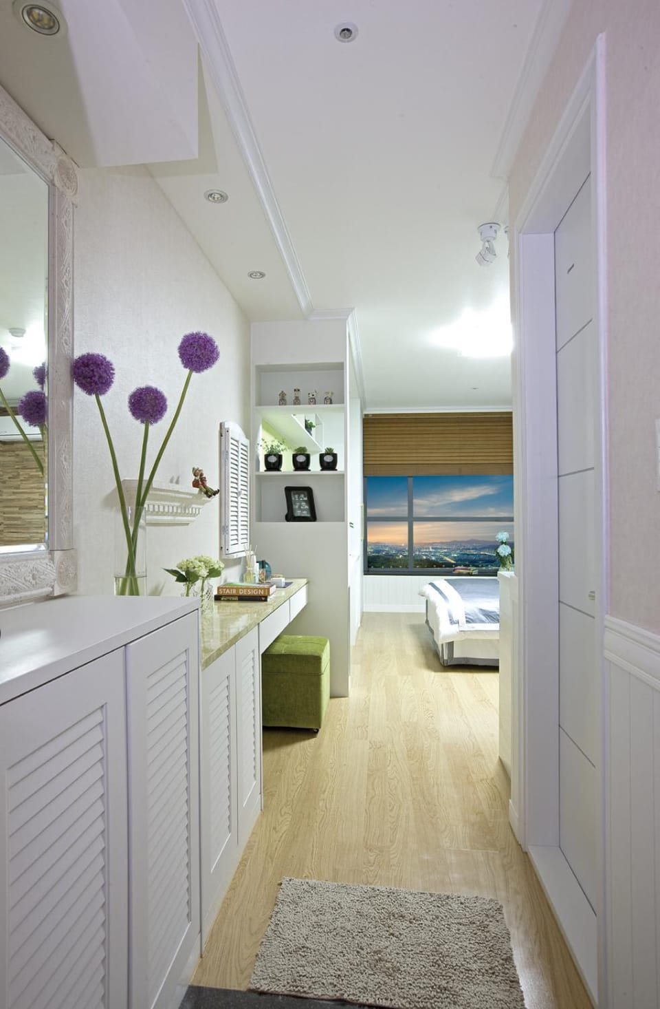 Photo of the whole room, Decorative detail