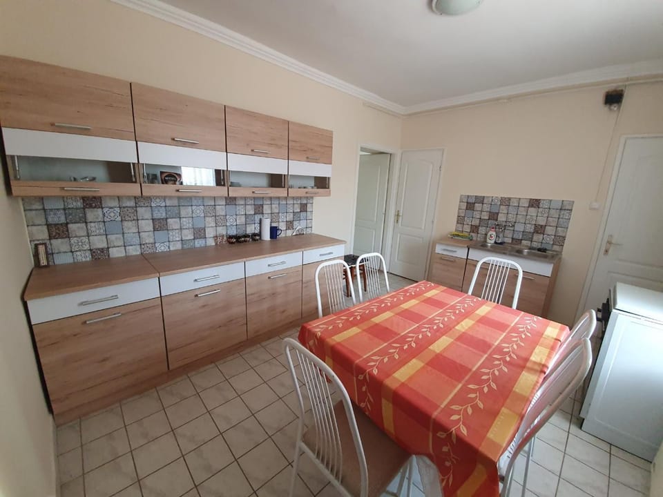 Dining area, kitchen