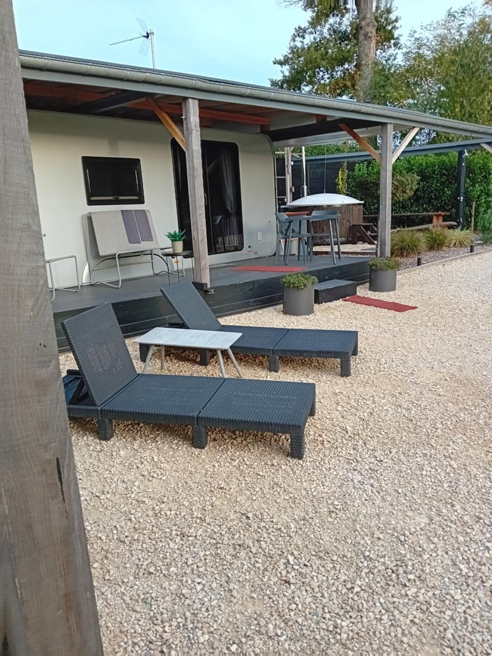 Property building, Patio, Day, Garden, Garden view, sunbed