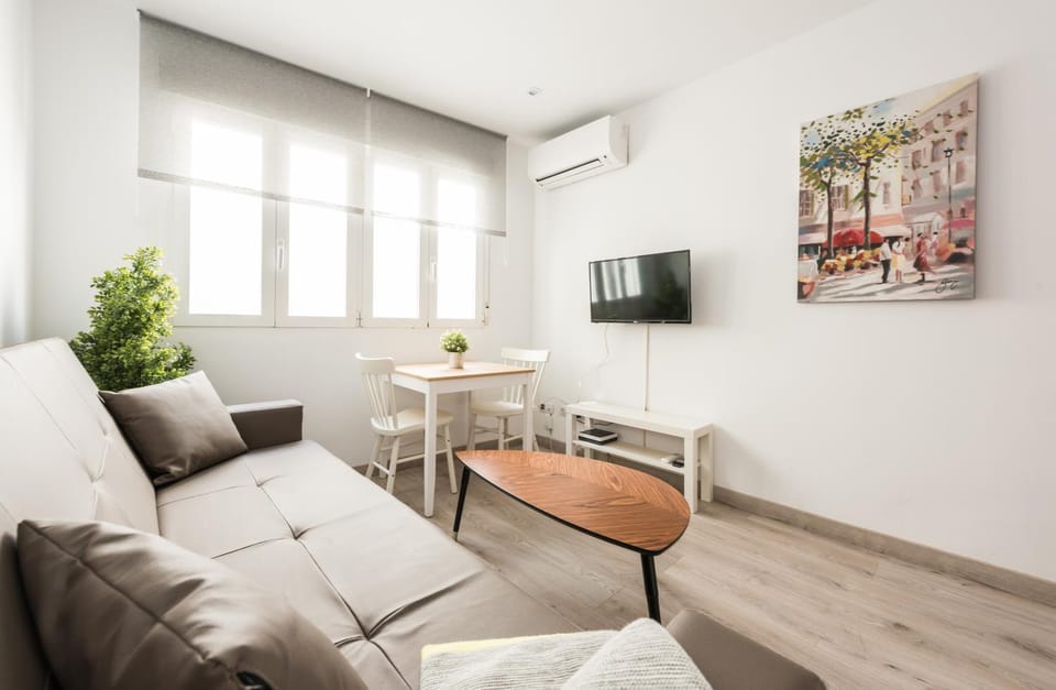 TV and multimedia, Living room, Lounge or bar, Seating area, Dining area