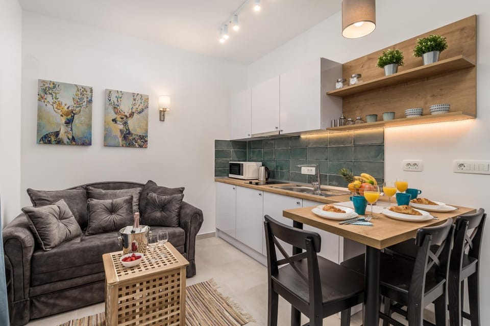 Kitchen or kitchenette, Seating area