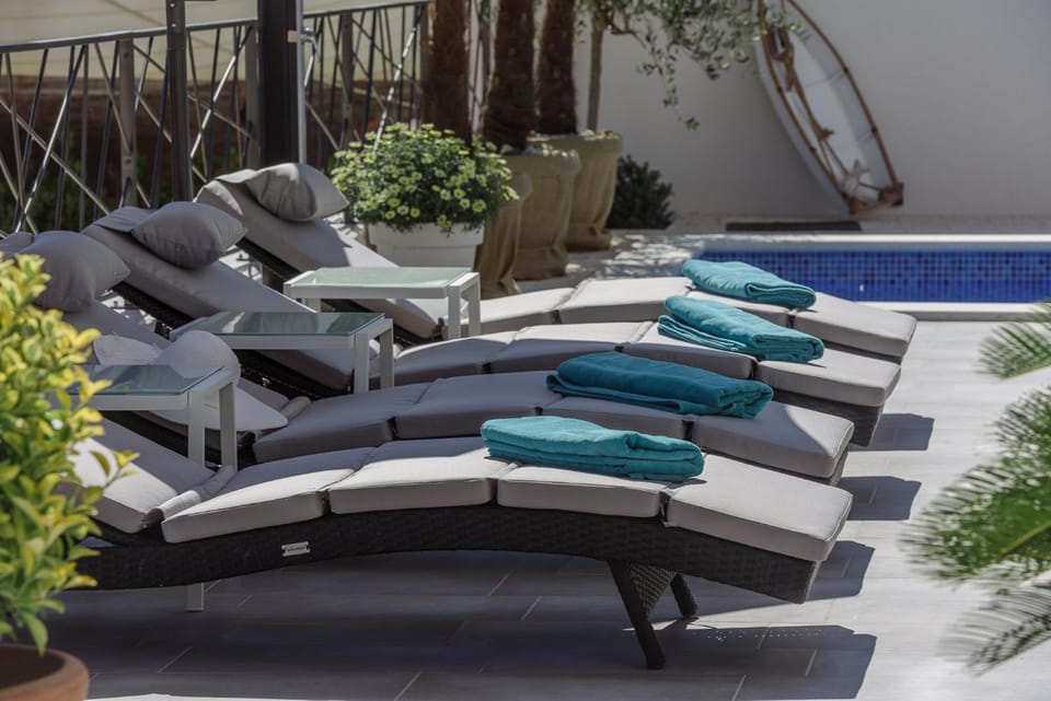 Luxury Villa -Heated Pool -Jacuzzi Villa in Okrug Gornji