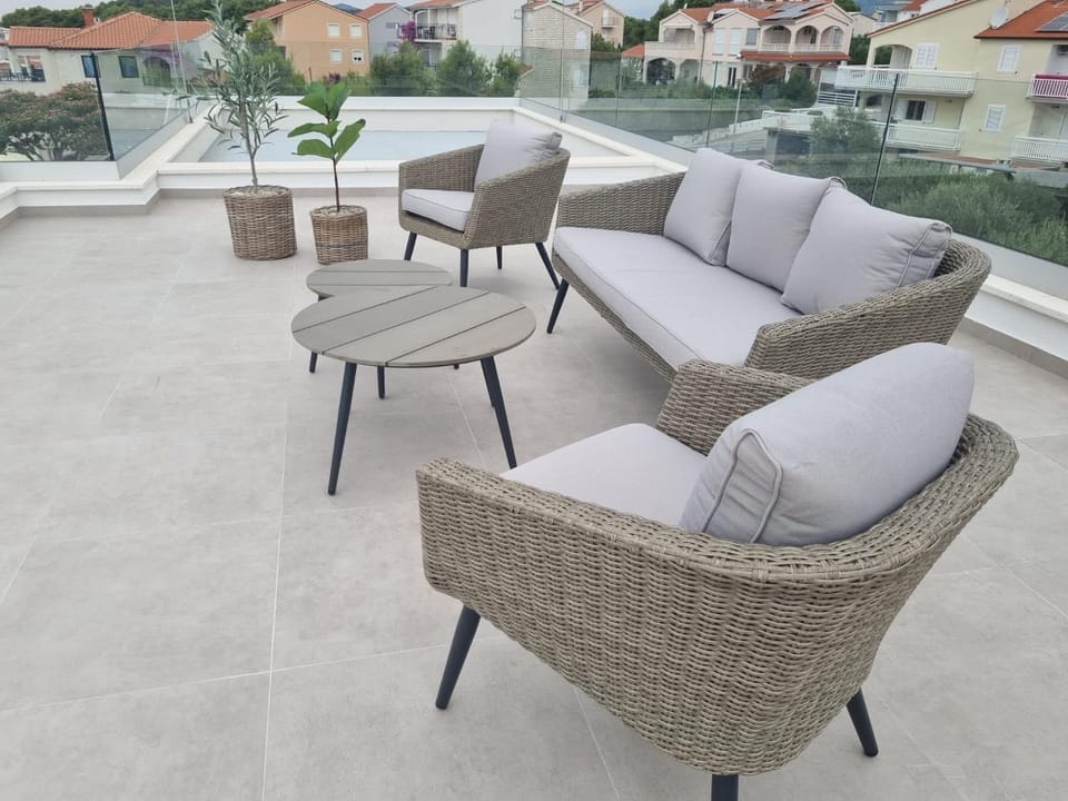 Luxury Villa -Heated Pool -Jacuzzi Villa in Okrug Gornji