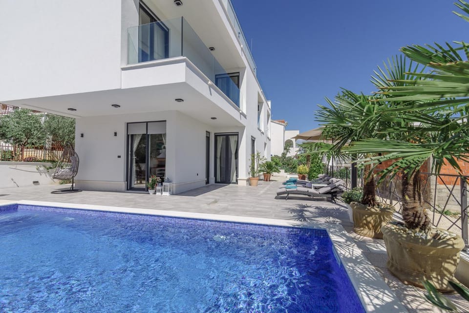 Luxury Villa -Heated Pool -Jacuzzi Villa in Okrug Gornji