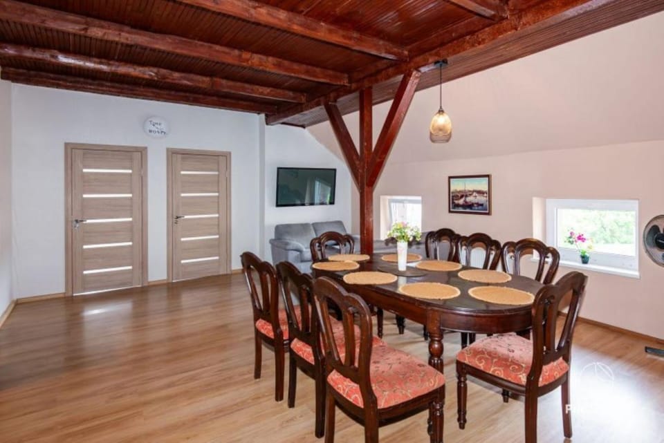 TV and multimedia, Living room, Seating area, Dining area