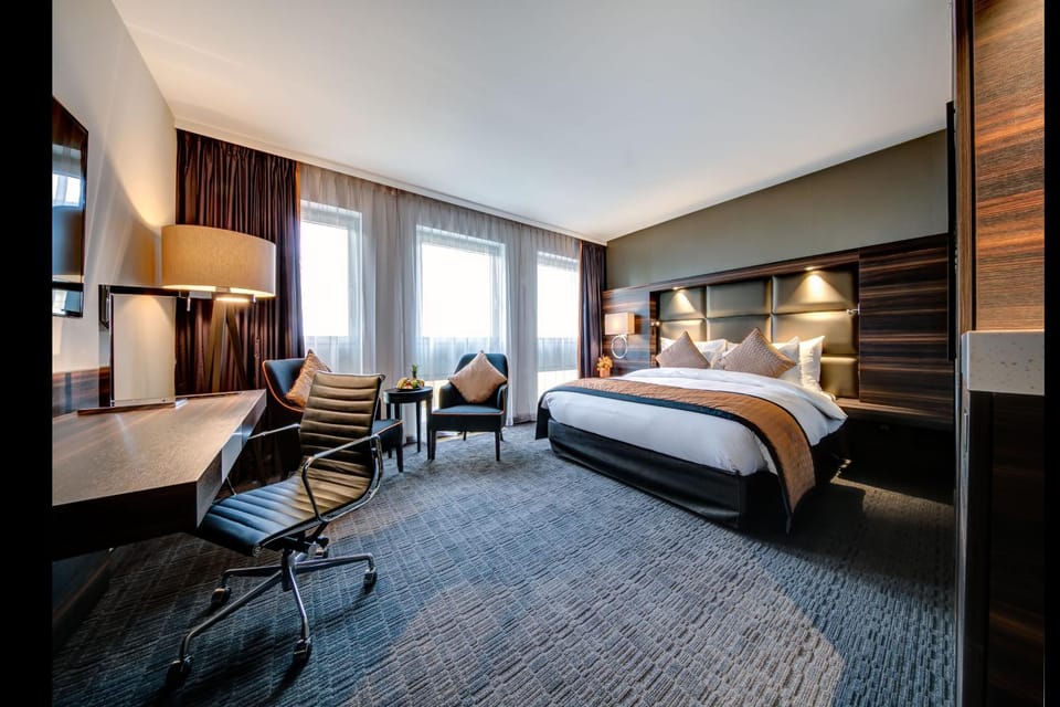 Bedroom, City view, Lake view