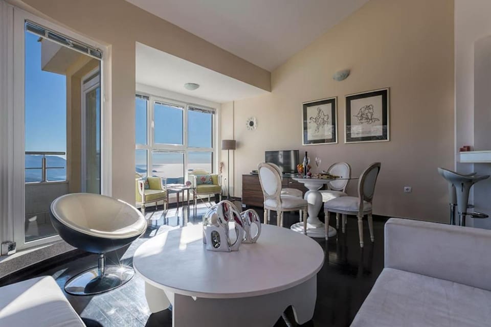 TV and multimedia, Living room, Seating area, Dining area, Mountain view, Pool view, Sea view