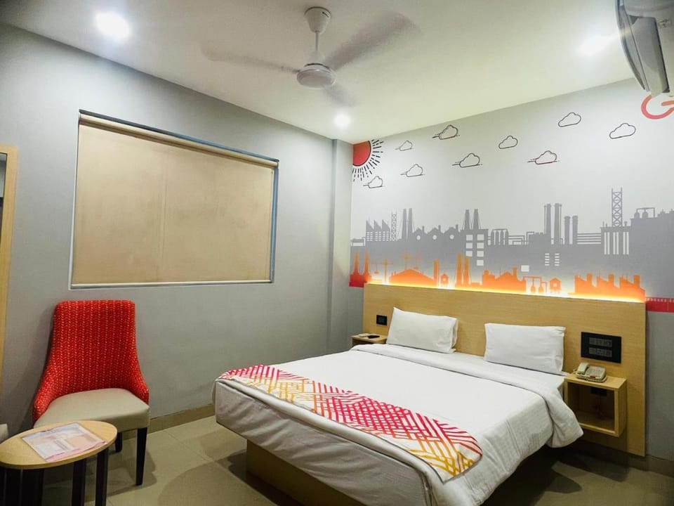 Photo of the whole room, Bedroom