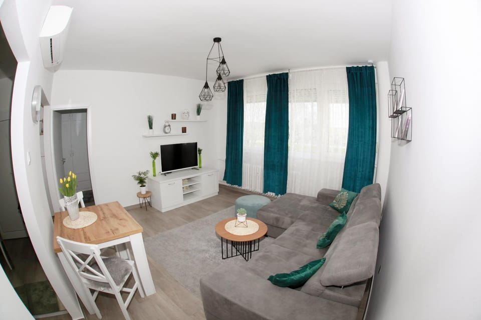Communal lounge/ TV room, TV and multimedia, Living room, Seating area, Dining area, Evening entertainment