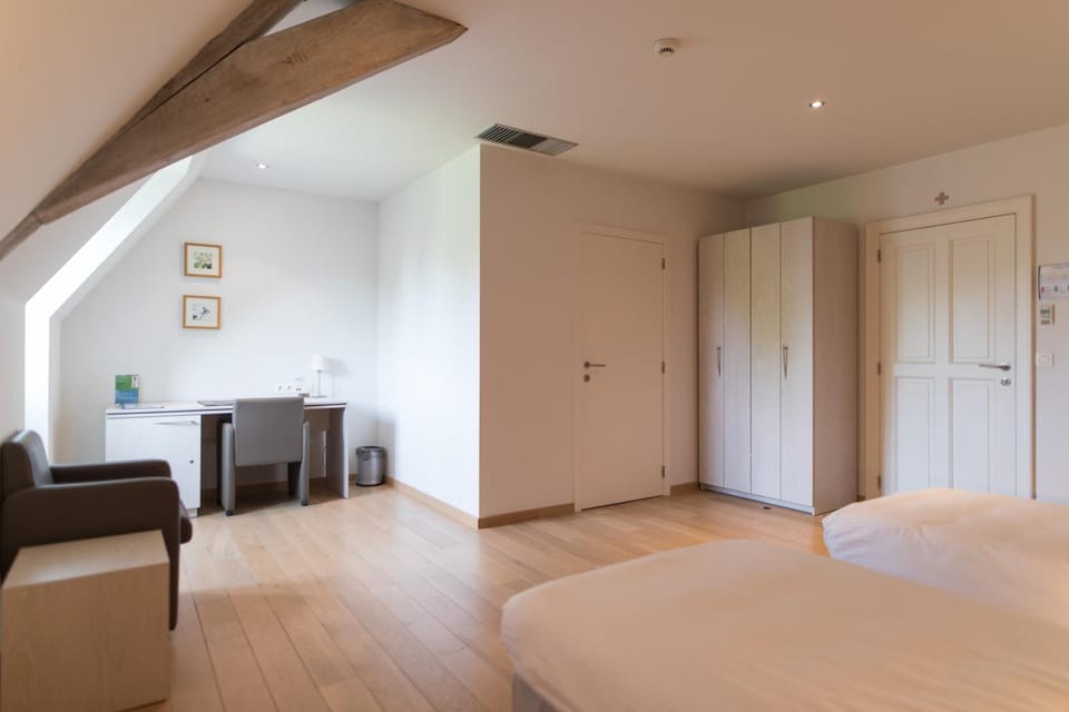 Bed, Photo of the whole room, Seating area, Bedroom