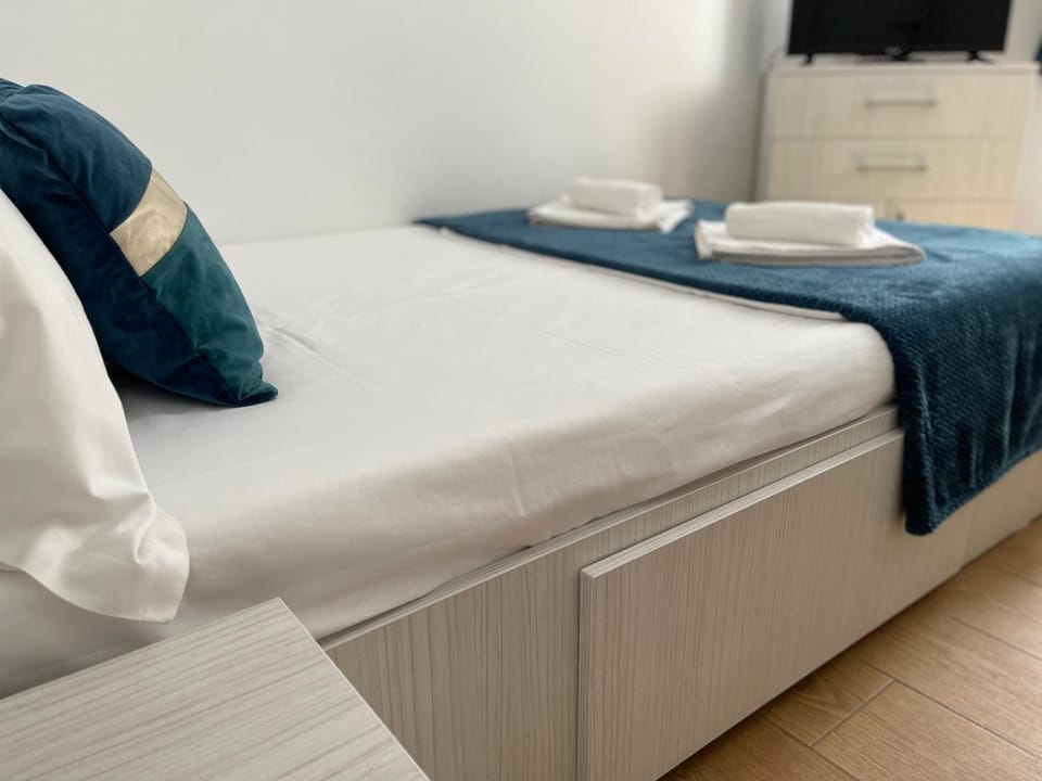 Bed, TV and multimedia, Bedroom