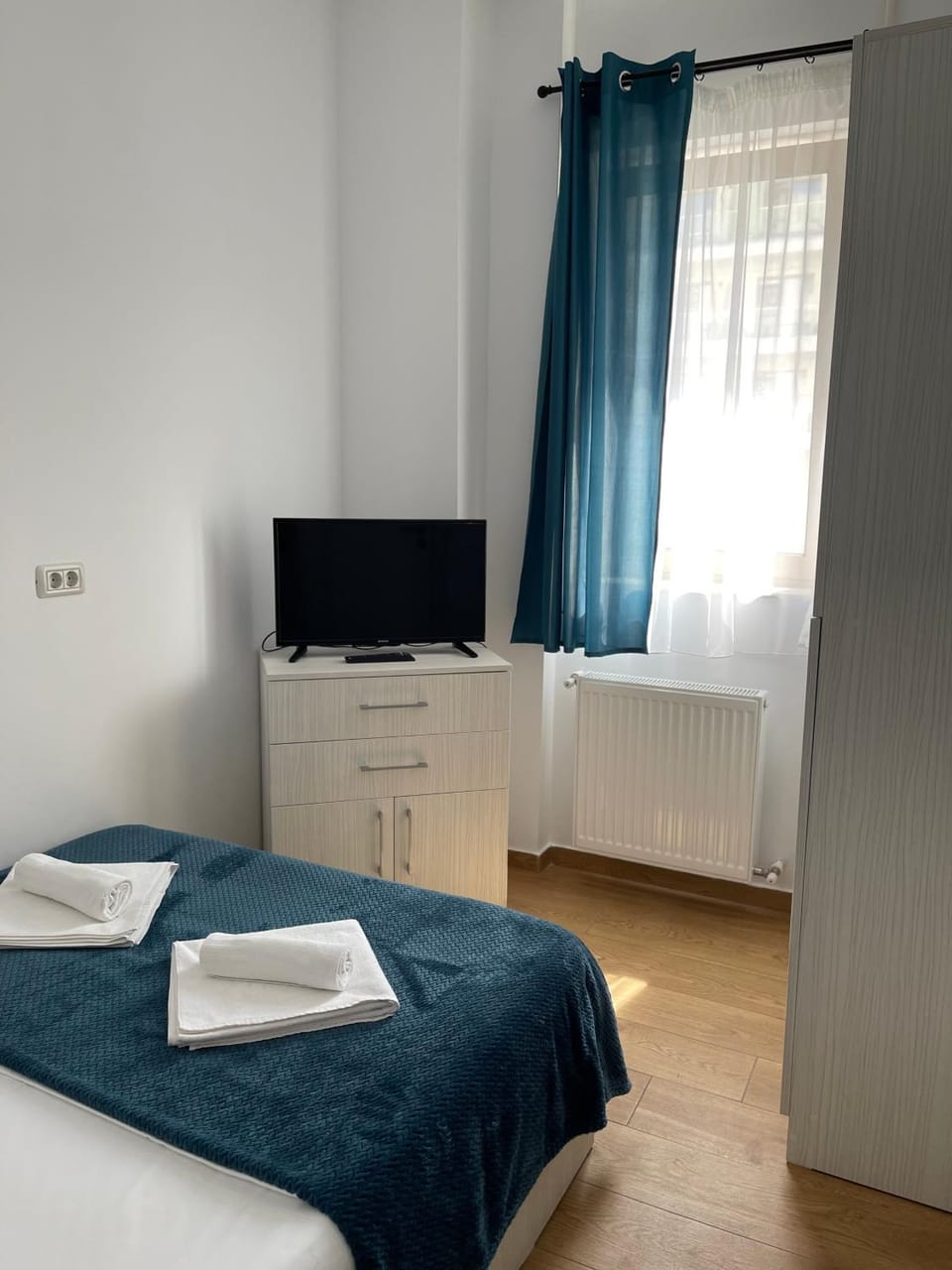 Bed, TV and multimedia, Photo of the whole room, Bedroom