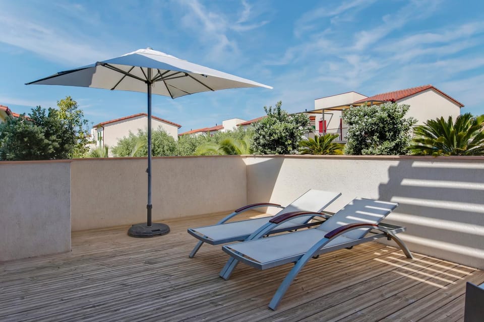 View (from property/room), Balcony/Terrace, sunbed