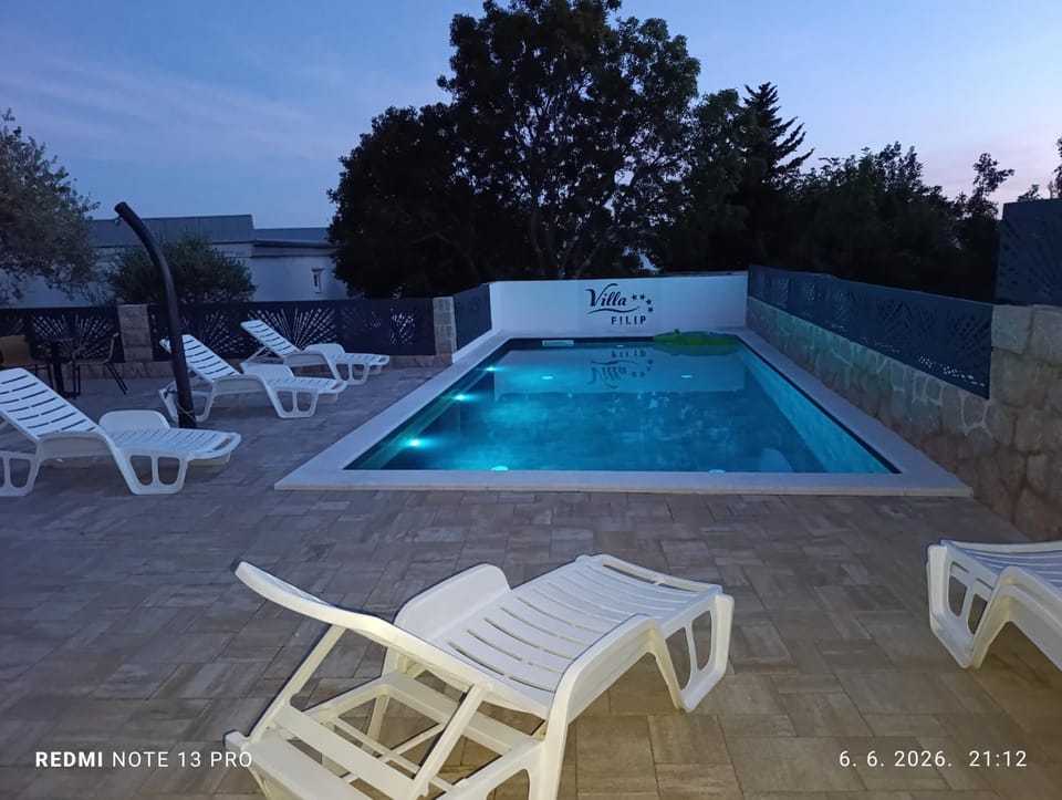 VILLA APARTMENTS FILIP with swimming pool Bed and Breakfast in Zadar County
