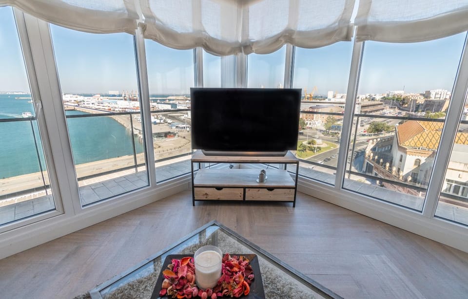 TV and multimedia, Living room, City view