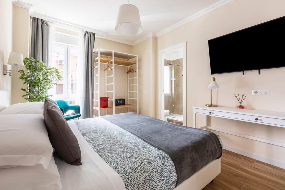 Bed, TV and multimedia, Photo of the whole room, Bedroom