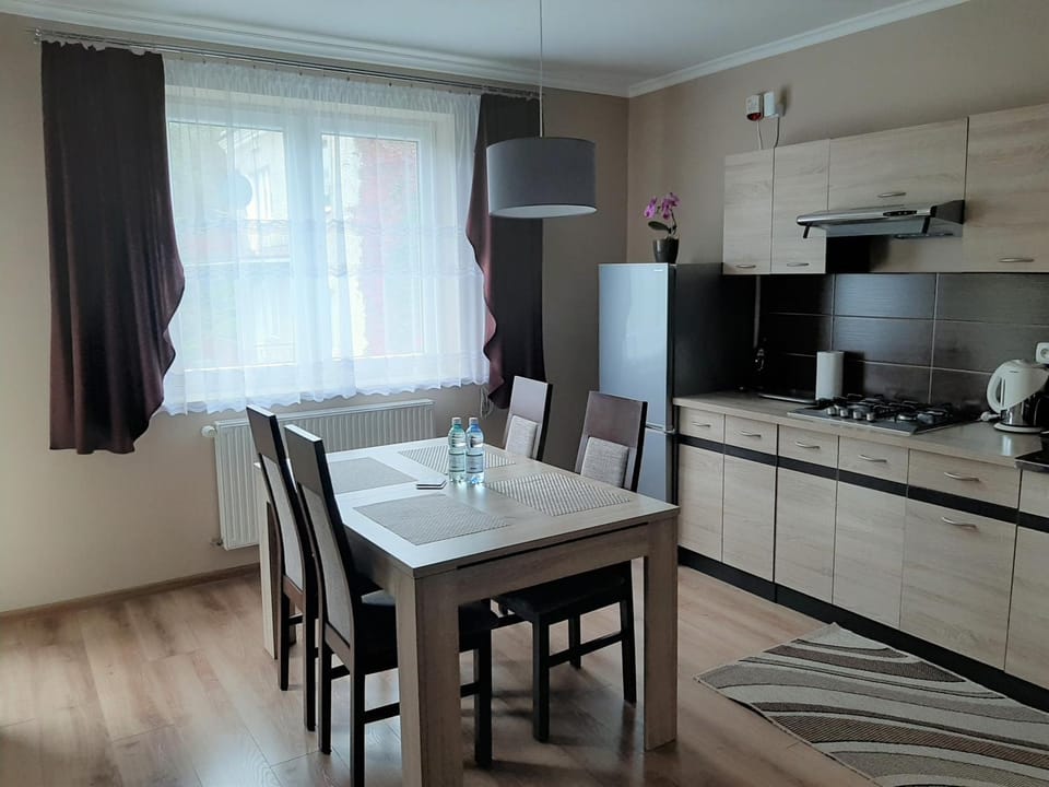 Kitchen or kitchenette, Dining area